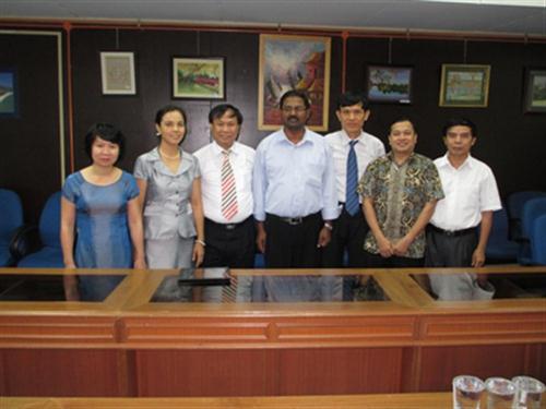 Đoàn công tác của Viện Ngôn ngữ học đến thăm và làm việc tại Đại học Malaya - Malaysia