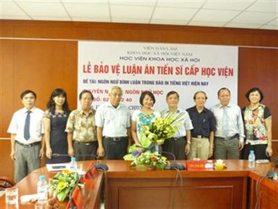 NCS Huỳnh Thị Chuyên bảo vệ thành công luận án tiến sĩ cấp Học viện “Ngôn ngữ bình luận trong báo in tiếng Việt hiện nay”