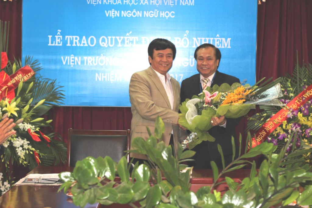 GS.TS Nguyễn Xuân Thắng tặng hoa GS.TS Nguyễn Đức Tồn